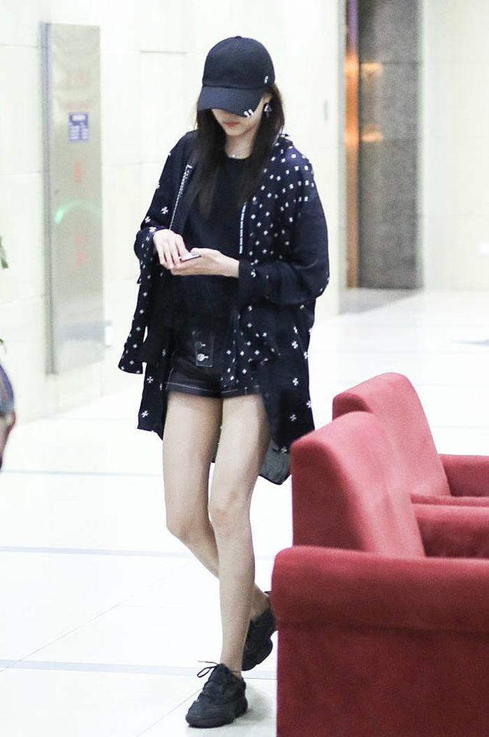 1.73关晓彤和1.68迪丽热巴短裤装，明显看出腿长和腿细的优势