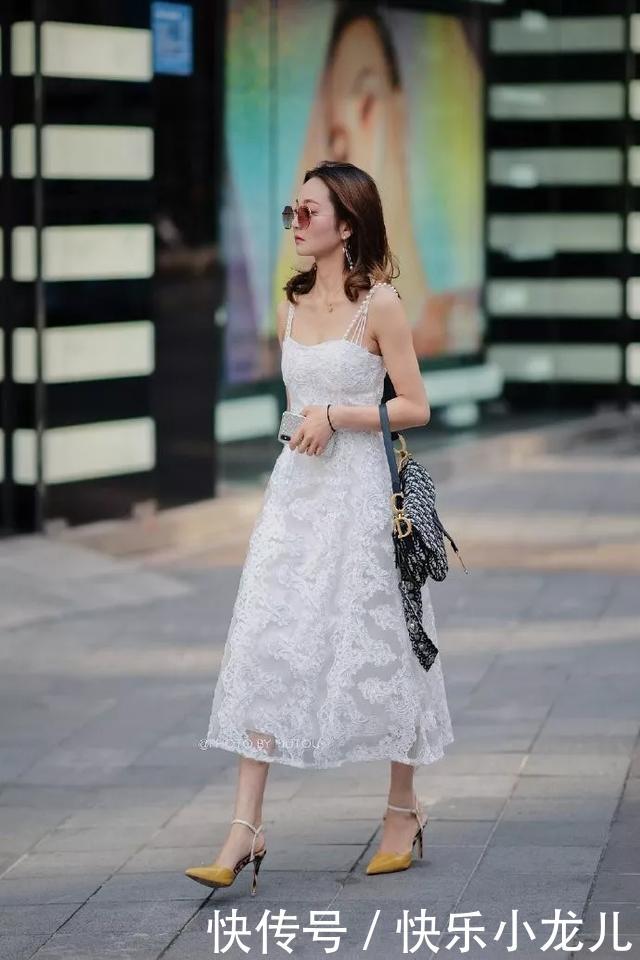 「女人味」街拍：一双亮色的尖头高跟鞋，让她走起路来地姿态也显得更加的有女人味