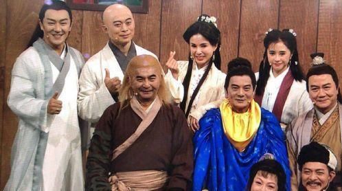 「回忆」何美钿近日发布天龙八部珍贵剧照，瞬间引起了回忆杀！