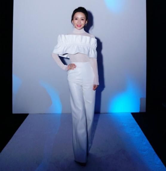 台球天后潘晓婷亮相，小秀性感成万人迷，魅力不输众女星！