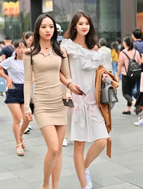  [气质]街拍：面带笑容的小姐姐，一件蓝色短袖配白色半身裙，优雅气质美
