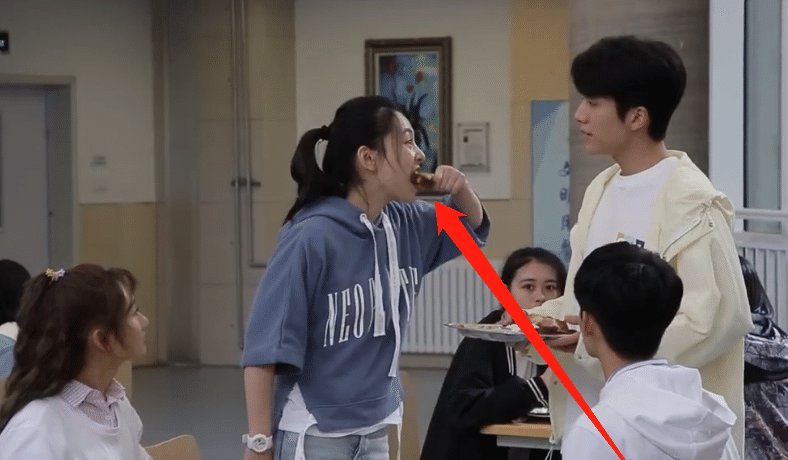 吴倩:吴倩“花式”吃道具, 当看到她和男星同吃饼干, 留言区要炸了锅