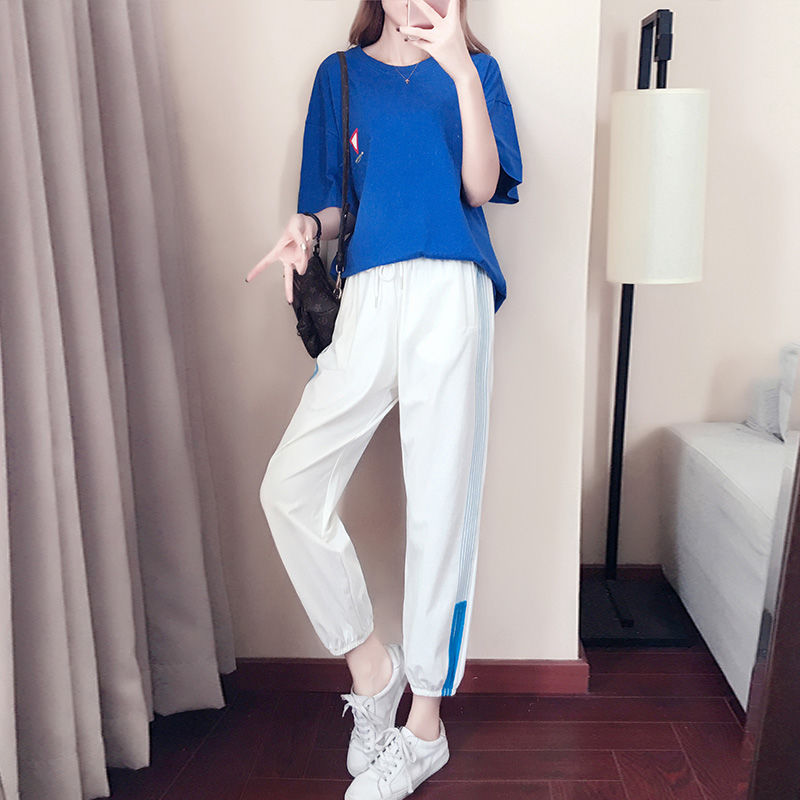 70后老婆太会装嫩啦!穿这休闲装+小白鞋，简直比少女还漂亮