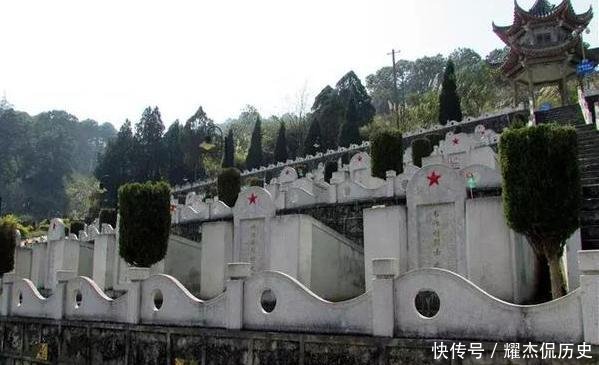 麻栗坡长眠着李海欣等近千名烈士，最小的16岁，墓碑上镌刻和平鸽