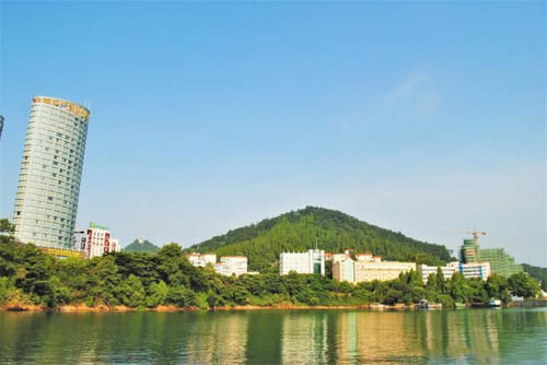 中国最大的人工湖，有数千座岛屿，为了修筑它付出了很多