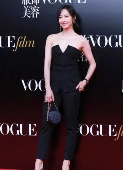 宋茜为了美也是拼了，脚直接与地面成90度，腿长的要逆天了