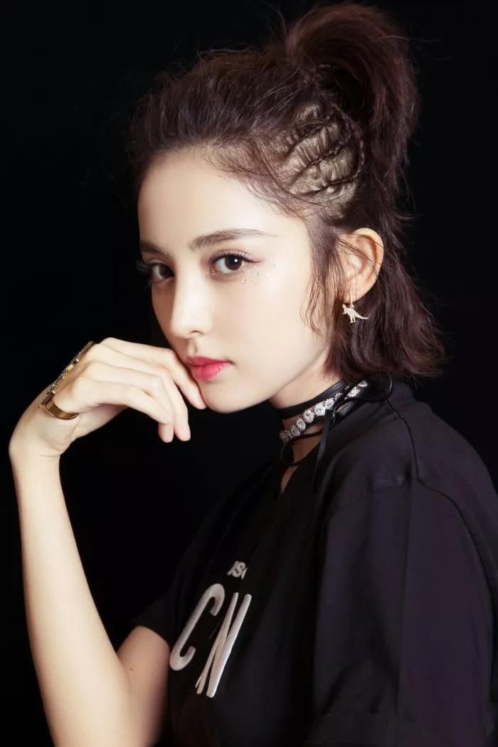 风格迥异的秦岚、娜扎和倪妮撞衫了，赢的居然是她