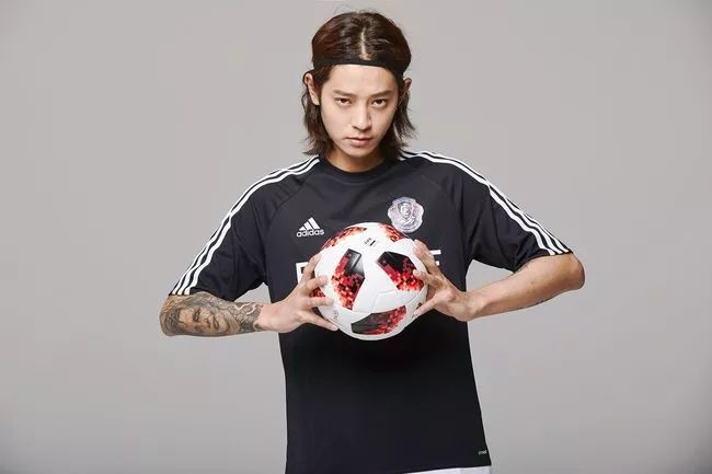 广 东 龙 网  他爱踢足球,与"好基友"roykim,eddykim等组建了fc