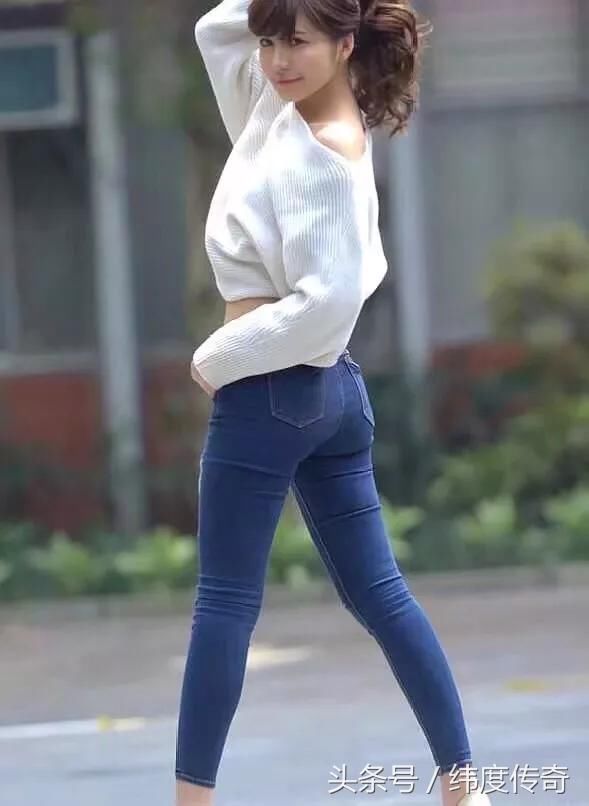 经典时尚牛仔裤在这个金黄色的秋季随意穿搭出时尚达人的魅力