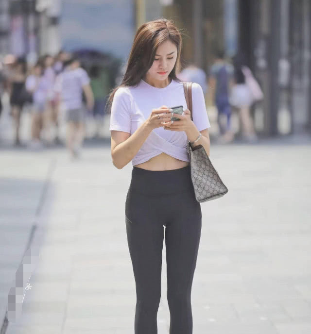 清纯小姐姐黑色紧身裤，时尚的穿搭，秀出性感好身材，网友：年轻