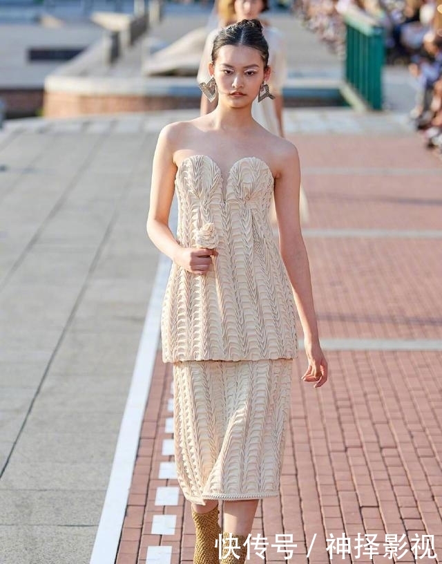 『冰淇淋』今年裙装就该选冰淇淋黄色,女孩就应该穿“淡黄的长裙”,不是吗