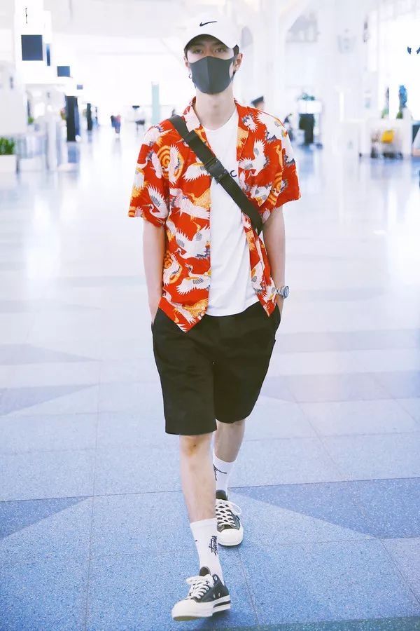 瘦回巅峰的赵薇年轻10岁!白百何这脸是怎么了?【海报街拍】