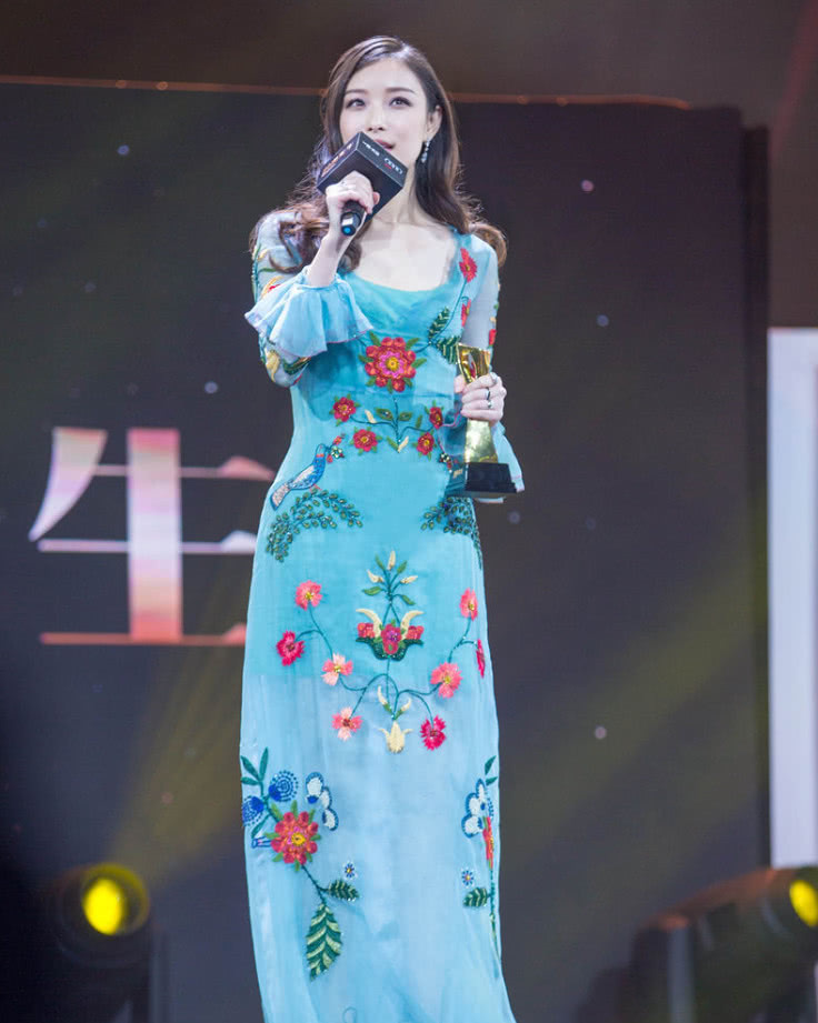 倪妮的腿也太长了吧，走路迈步子快1米，一般人劈叉都追不上！