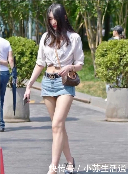  沁人心脾|街拍：身穿超短裤的美女，尽显别样的美态，沁人心脾