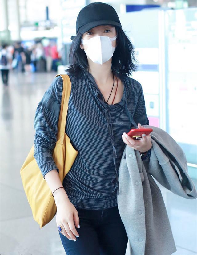 周迅胆真大！素颜连妆都不画，网友：离开ps简直就是个邋遢大妈