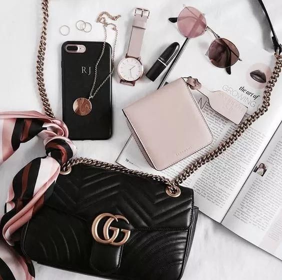 揭秘|一线时尚大刊编辑们上班用的包包里都装了什么?