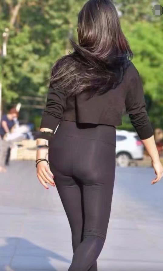 街拍：时尚小阿姨街头配合摄像师刁钻的镜头