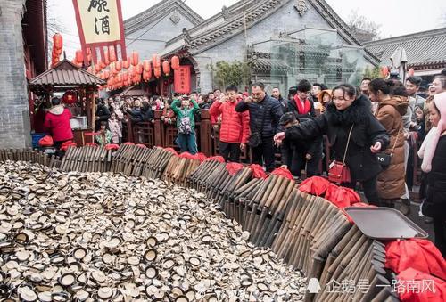 实拍春节期间的西安永兴坊，游客多得像海潮水，摔碗酒最受欢迎！