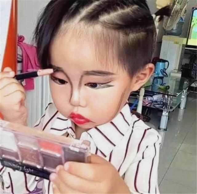 3岁小女孩趁妈妈不注意，偷偷化妆，妈妈回头看到后，被惊艳到了