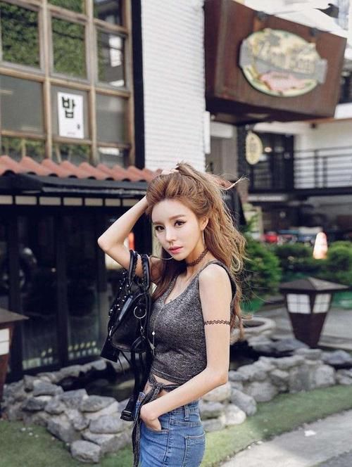  气质|亮丽气质美女，完美的身姿，散发出吸引人的女人味