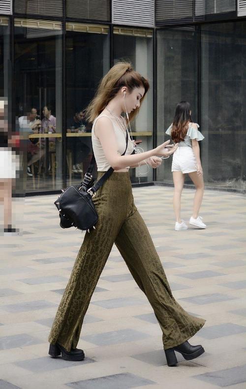北京街拍：女孩这样穿衣搭配个性又很酷