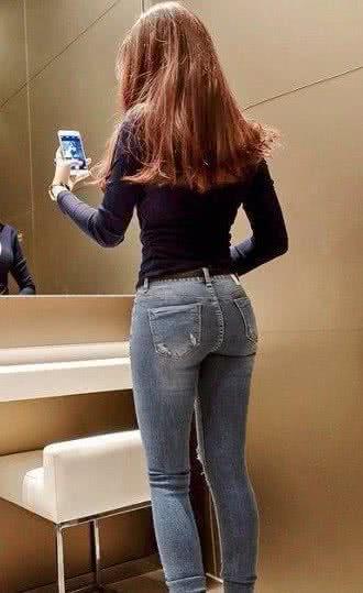 身材丰盈的紧身牛仔裤美女,线条轮廓特别养眼,非常显气质!