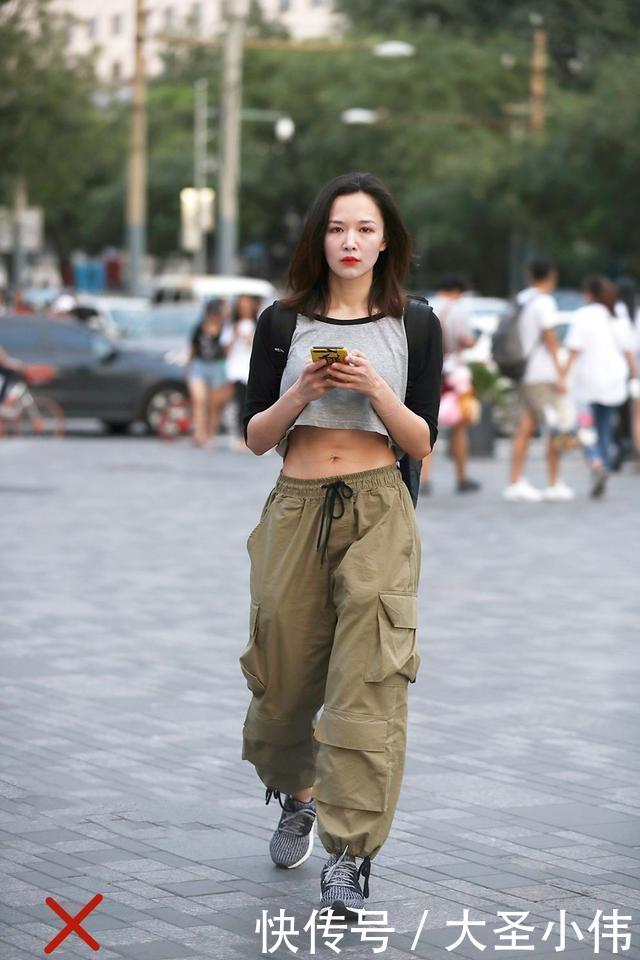  『美女』美女街拍：女生穿露脐装要谨记：秀出性感范不算啥，凹出高级感才是真厉害！