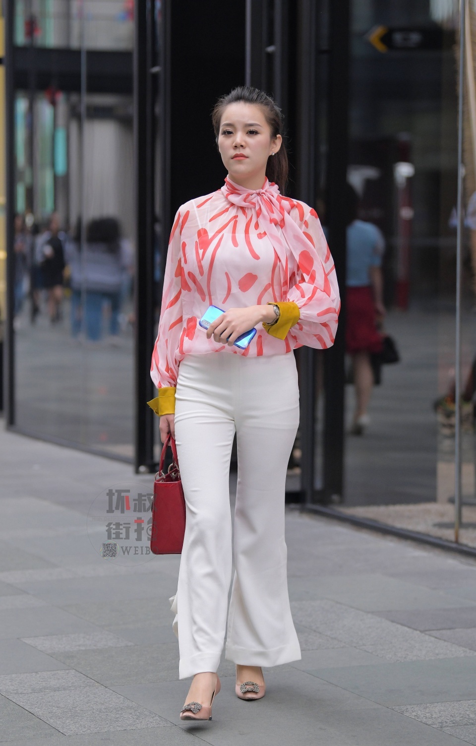 街拍：美女姐姐穿着雪纺衫搭白裤子，显得更加的白净