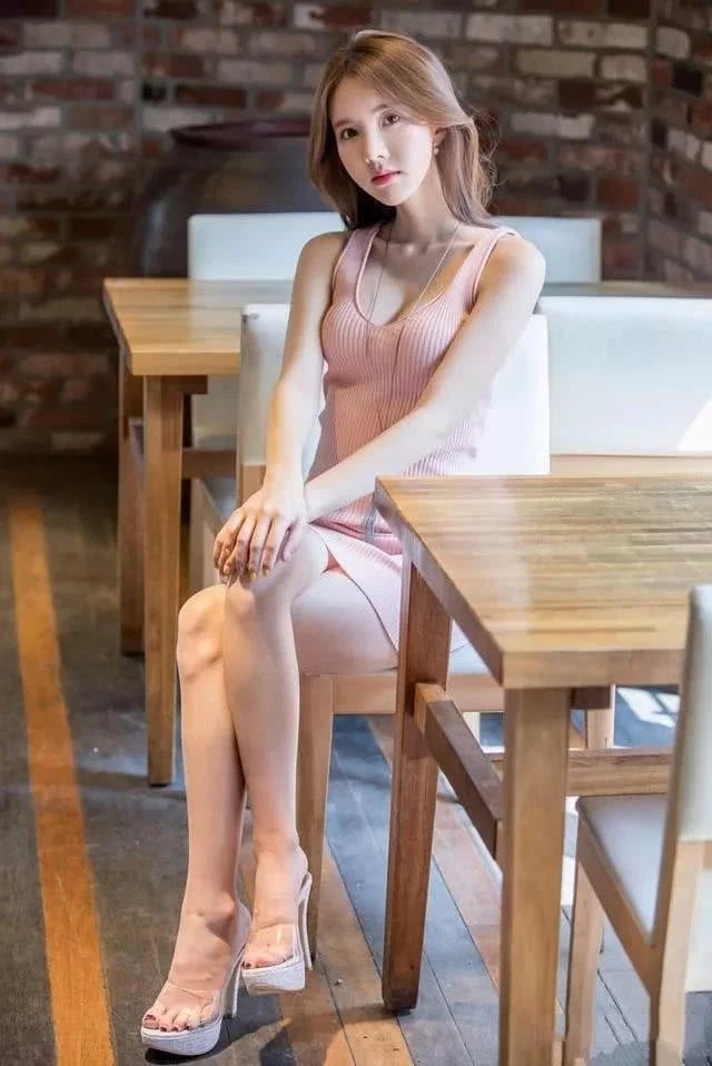 皮肤白的女生身材也很好，除了林允儿这位姿色不凡的嫩模