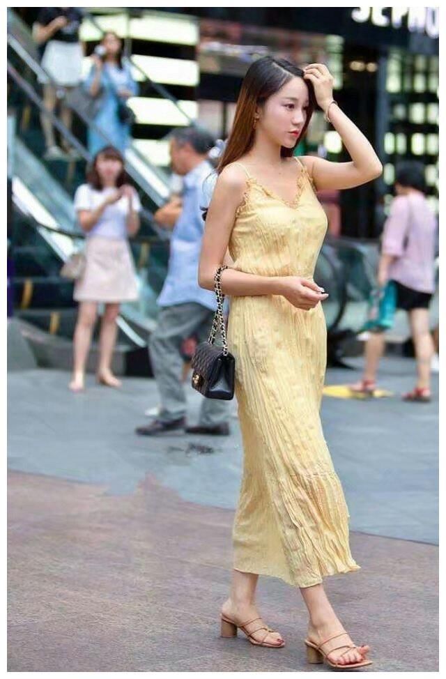 街拍：图5穿瑜伽裤，优雅时髦，展现“凹凸”有致的曲线美！