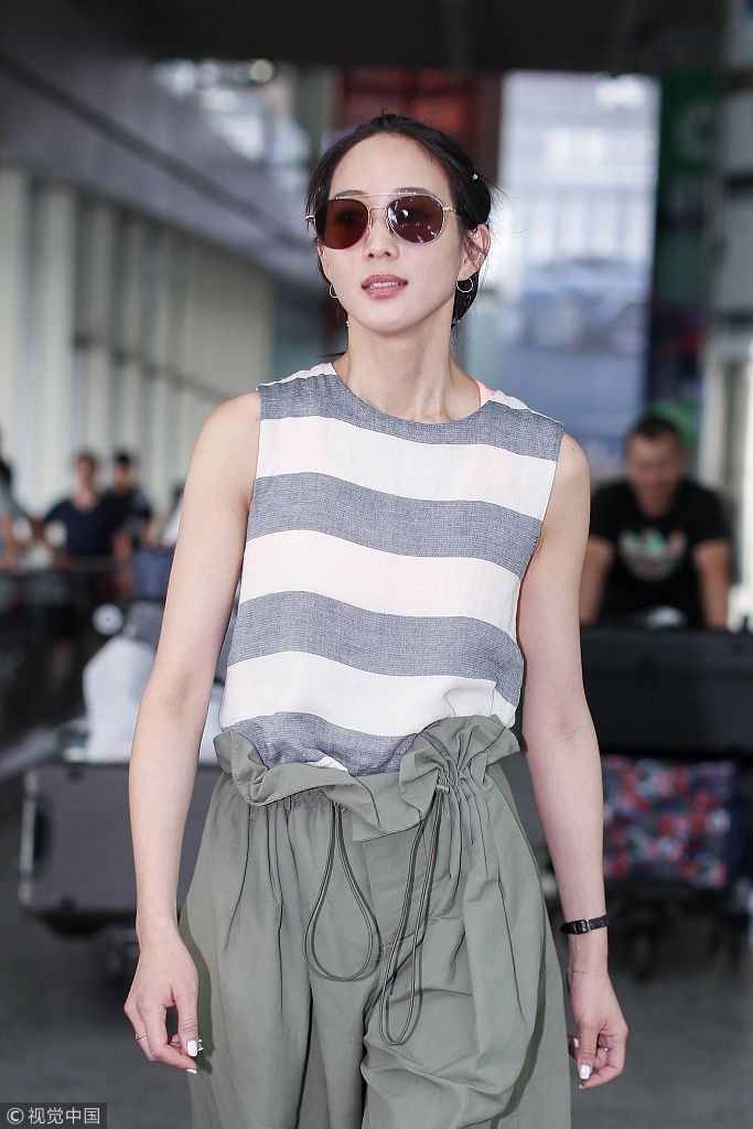 张钧甯梳满头小辫儿发型“小心机”  穿无袖衫搭阔腿裤满满清凉感