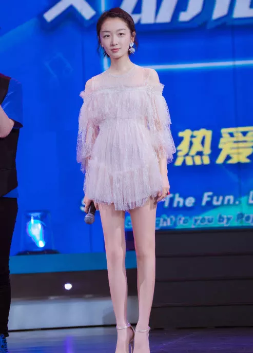 周冬雨为美也是拼了！直接把钻石夹脖子上，看着都扎着疼！