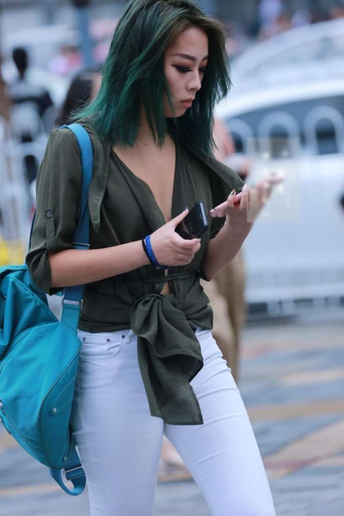 街拍：热裤美女, 紧身短裤大秀长腿