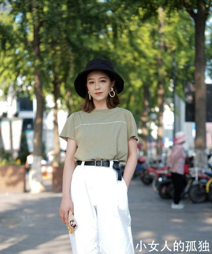 路人街拍前卫时尚的小姐姐，呈现出女神的甜美感！