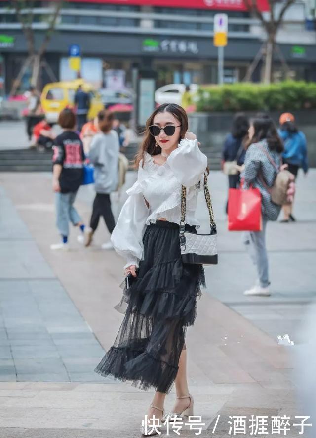  气质|瘦瘦的女生可以穿网纱半身裙非常有特色，再配上高跟鞋就更美了