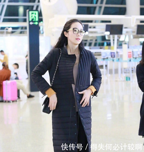 宋茜韩雪同穿长款羽绒服现机场，网友土豪与豪门的差距真明显！