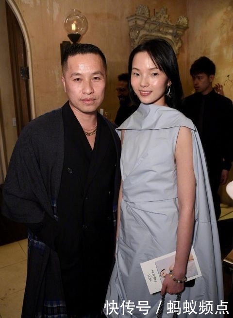  淡蓝色■她被称为“东方娃娃”，穿淡蓝色连衣裙，31岁依旧鬼马精灵