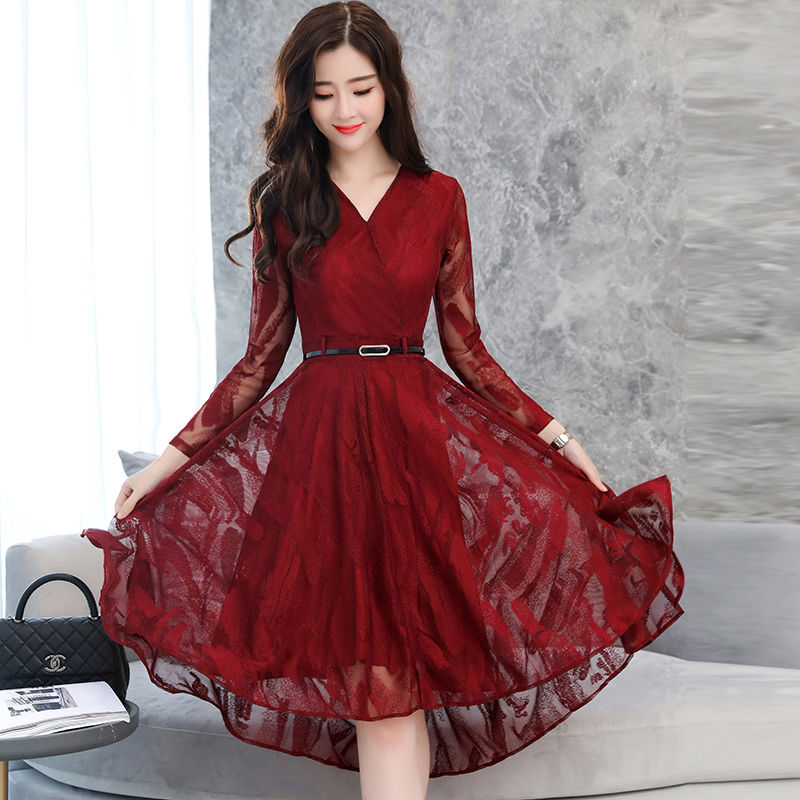 连旗袍都自愧不如的秋裙!70后美女国庆出游穿，都美得爆水管