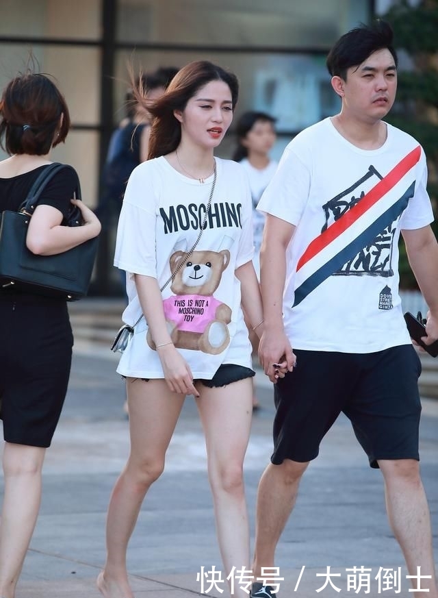 「舍不得」街拍:手机不离手,小姐姐们都舍不得放在包里