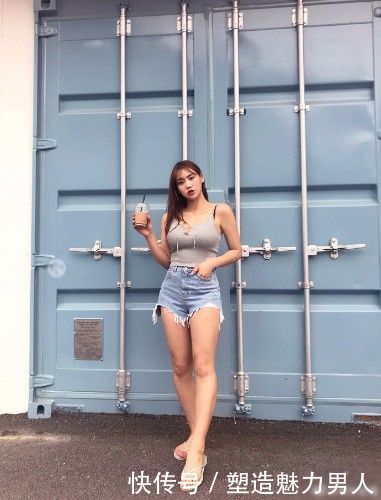 街拍：清爽的牛仔裤穿得显瘦，提臀修身，清新利落又好穿