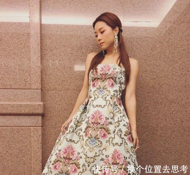 邓丽欣这裙子也太大了吧，这是在里面放了张桌子吗四缺三