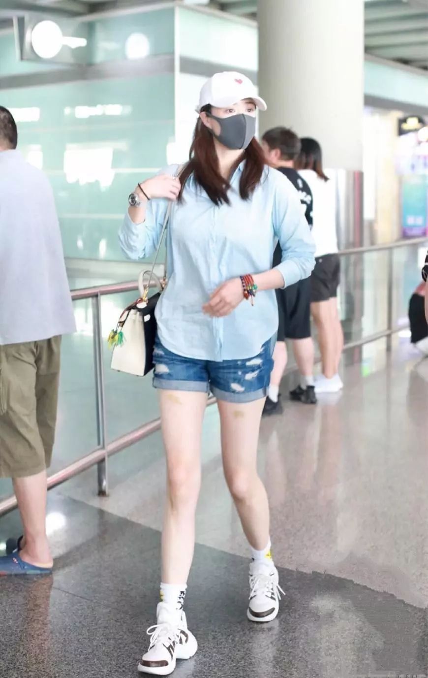 蒋欣瘦出新高度!穿短裤腿细长直，可看到她上半身时，网友沉默了