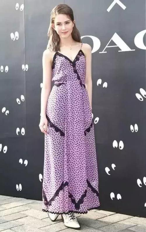 昆凌穿粉色亮片裙秀好身材,网友:真不信你是两个孩子的妈!