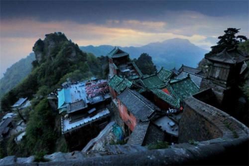 别往黄山挤了，安徽这座名山私藏了一座湖泊，夏季的避暑胜地