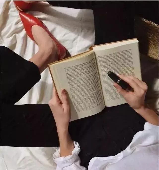  [双小红鞋]喜欢穿黑白灰，春夏建议搭这3个“颜色”的鞋子，时髦百搭还吸睛