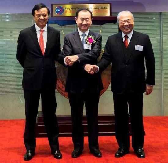 雷军上市敲钟穿得像新郎，画风喜庆我不敢看，史上最全敲钟攻略