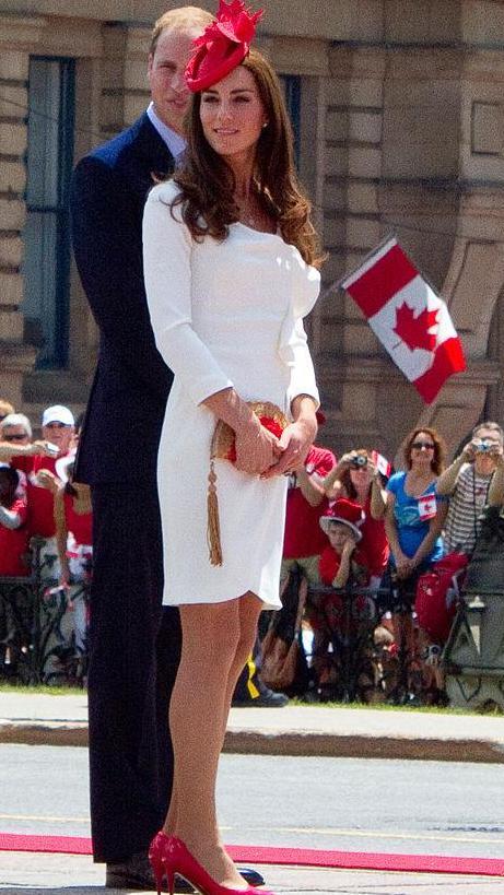 两个王妃的裙子不一样: 梅根王妃的过膝裙, 凯特王妃的露膝裙