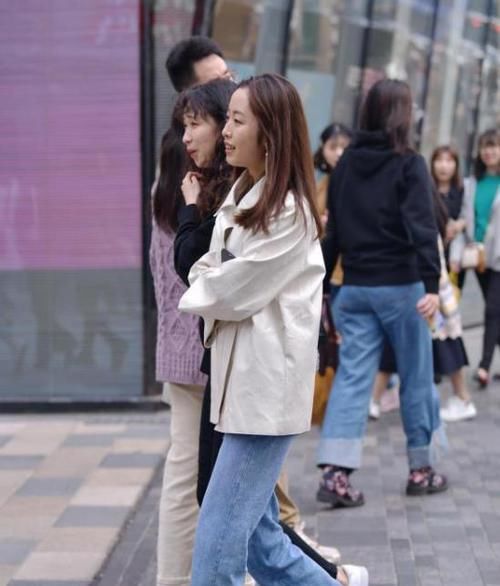  楚楚动人：街拍：楚楚动人的小姐姐，一件浅绿色上衣配牛仔热裤，青春靓丽范