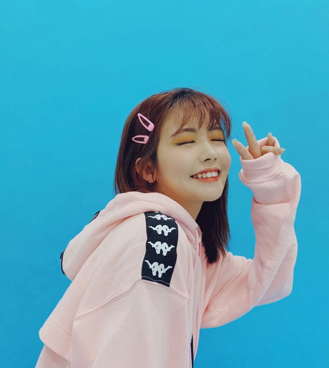 『打造』金色发夹的可爱时尚搭配 用小夹子打造俏皮发型