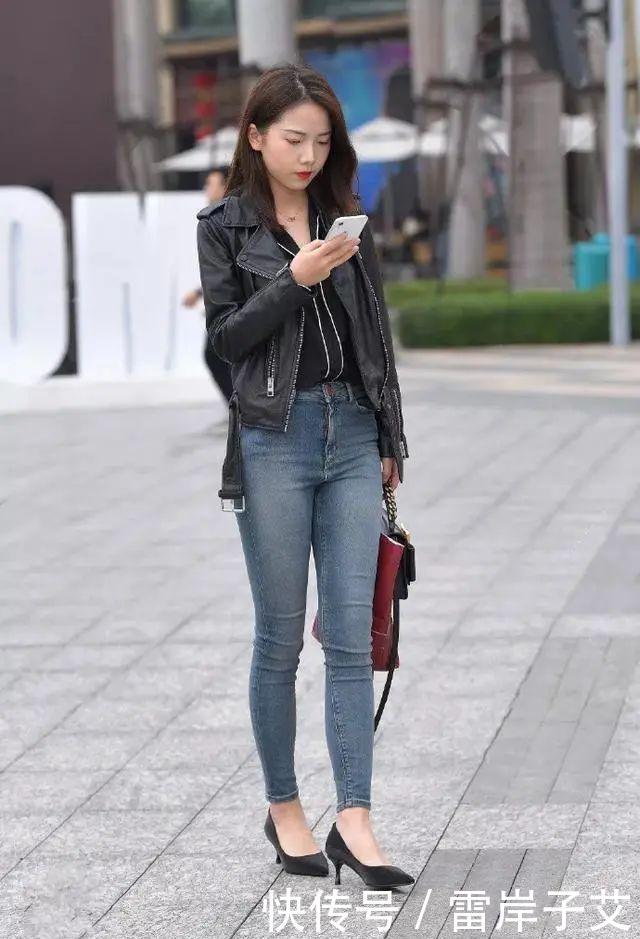  「美女」街拍：美女一双蓝色的尖头高跟鞋，看上去十分的靓丽，优雅有气质